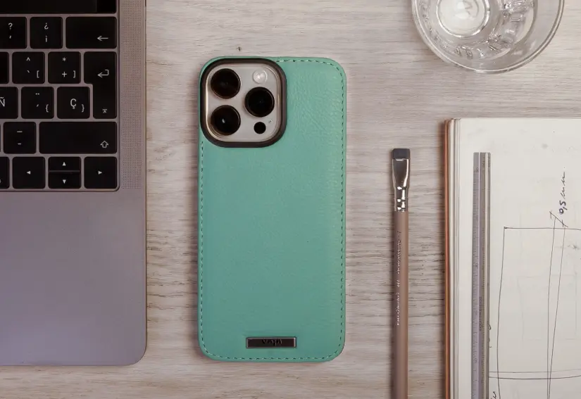 Apple iPhone 14 Pro Max in Leather Case